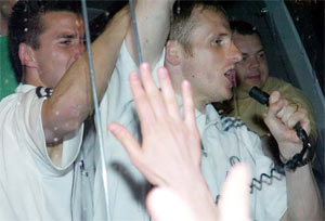 Radość Włodara w autokarze po zdobyciu mistrzostwa w 2006 roku - fot. Adam Polak